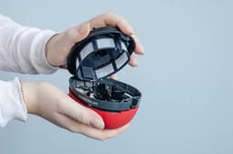 Mini Tafelstofzuiger - Kruimeldief - Kleine oppervlakken reinigen - Draadloos en Snel - 3 Volt - Rood — thumbnail 4