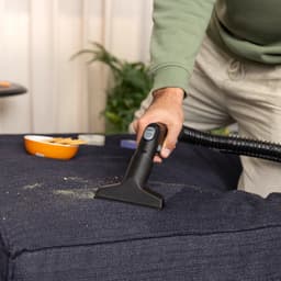 Kärcher Tapijtreiniger SE 5 SET - Incl. extra Vliesfilterzakken 4st. én Tapijt- en bekledingsreiniger RM 519, 1L - 4 / 4 liter - 3-in-1 Sproei-extractie - Tapijt- en bekledingsreiniger RM 519, 100 ml — thumbnail 4