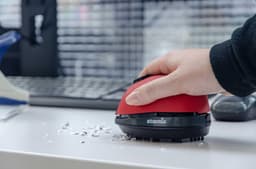 Mini Tafelstofzuiger - Kruimeldief - Kleine oppervlakken reinigen - Draadloos en Snel - 3 Volt - Rood — thumbnail 5